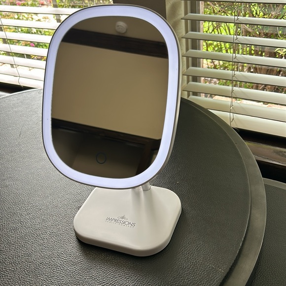 Highlight LED Make-up Mirror - Picture 2 of 4